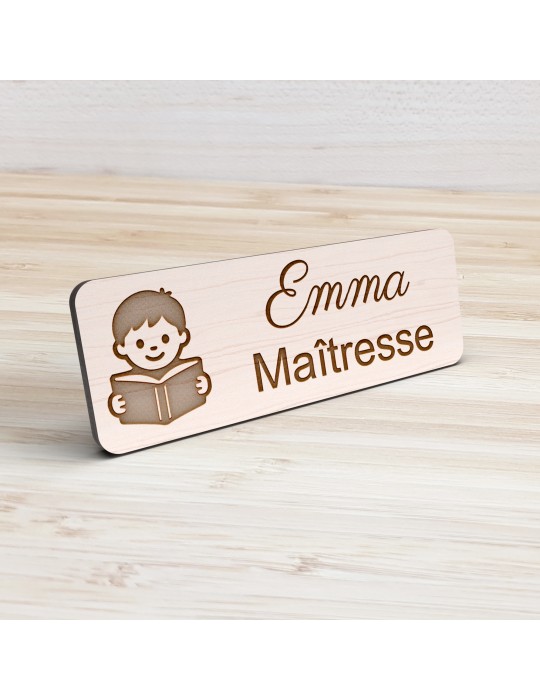 Badge personnalisé maîtresse, motif école maternelle et apprentissage, vue de présentation