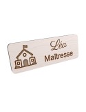 Badge personnalisé maîtresse, motif école maternelle et apprentissage, vue en biais