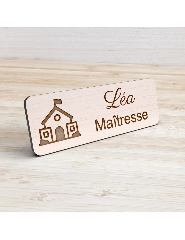 Badge personnalisé maîtresse, motif école maternelle et apprentissage, vue de présentation