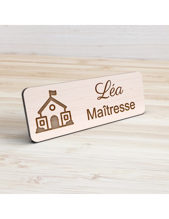 Badge personnalisé maîtresse, motif école maternelle et apprentissage, vue de présentation