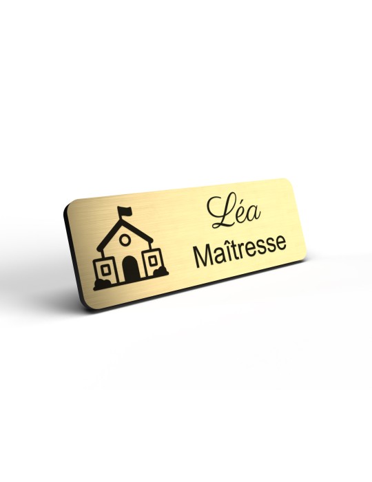 Badge personnalisé maîtresse, motif école maternelle et apprentissage, détail de la finition or brossé