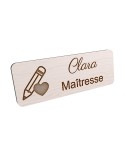 Badge personnalisé maîtresse, motif école maternelle et apprentissage, vue en biais