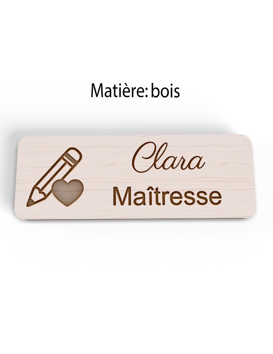 Badge personnalisé maîtresse, motif école maternelle et apprentissage, version bois vue à plat