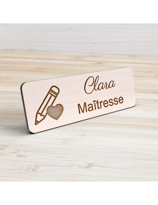 Badge personnalisé maîtresse, motif école maternelle et apprentissage, vue de présentation