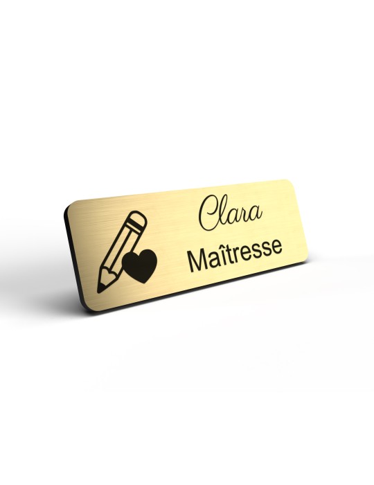 Badge personnalisé maîtresse, motif école maternelle et apprentissage, détail de la finition or brossé