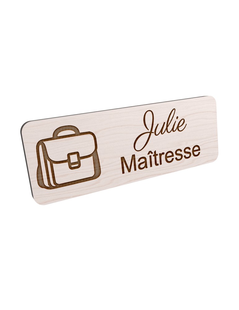 Badge personnalisé maîtresse, motif école maternelle et apprentissage, vue en biais