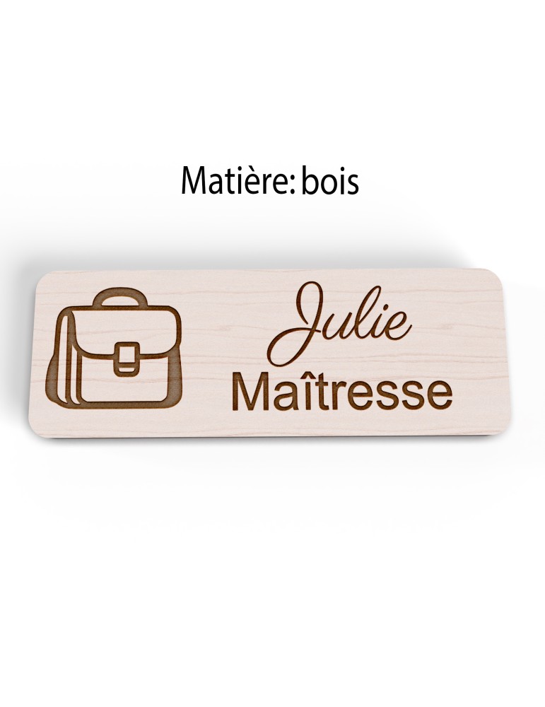 Badge personnalisé maîtresse, motif école maternelle et apprentissage, version bois vue à plat