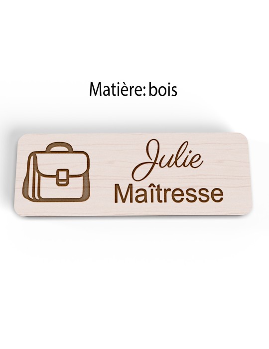 Badge personnalisé maîtresse, motif école maternelle et apprentissage, version bois vue à plat