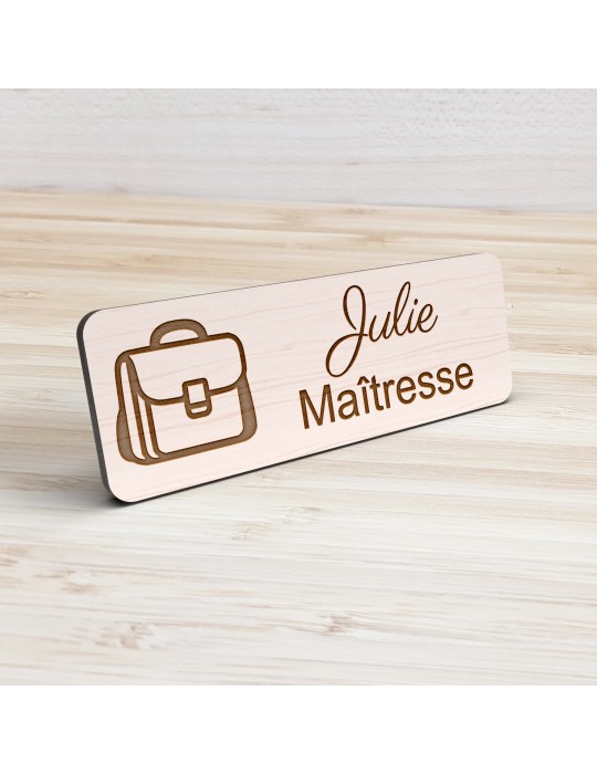Badge personnalisé maîtresse, motif école maternelle et apprentissage, vue de présentation
