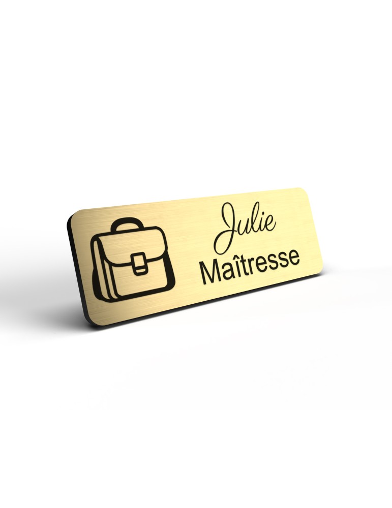 Badge personnalisé maîtresse, motif école maternelle et apprentissage, détail de la finition or brossé