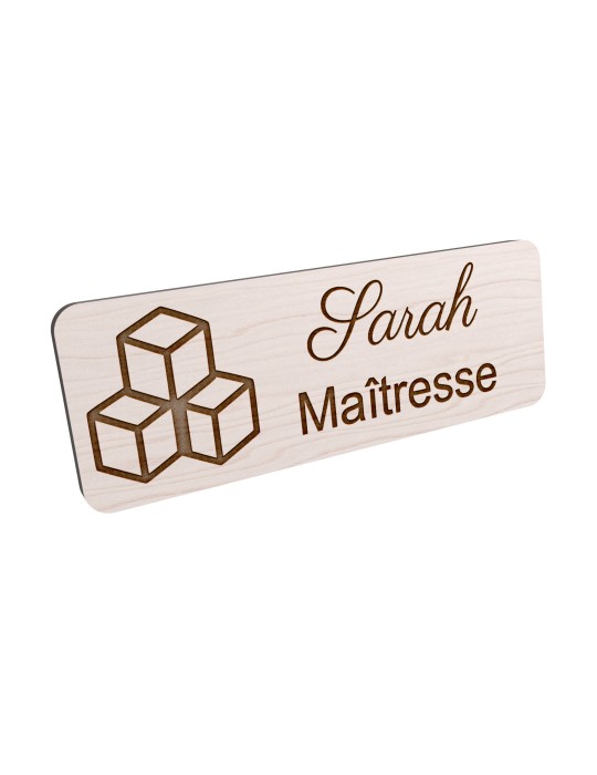 Badge personnalisé maîtresse, motif école maternelle et apprentissage, vue en biais