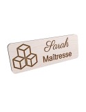 Badge personnalisé maîtresse, motif école maternelle et apprentissage, vue en biais
