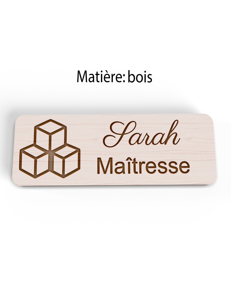 Badge personnalisé maîtresse, motif école maternelle et apprentissage, version bois vue à plat