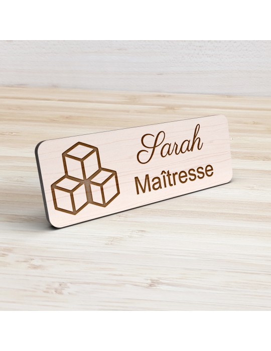 Badge personnalisé maîtresse, motif école maternelle et apprentissage, vue de présentation