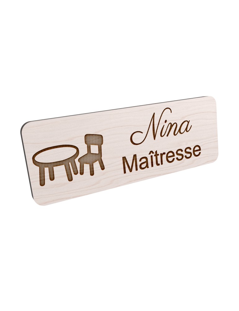 Badge personnalisé maîtresse, motif école maternelle et apprentissage, vue en biais