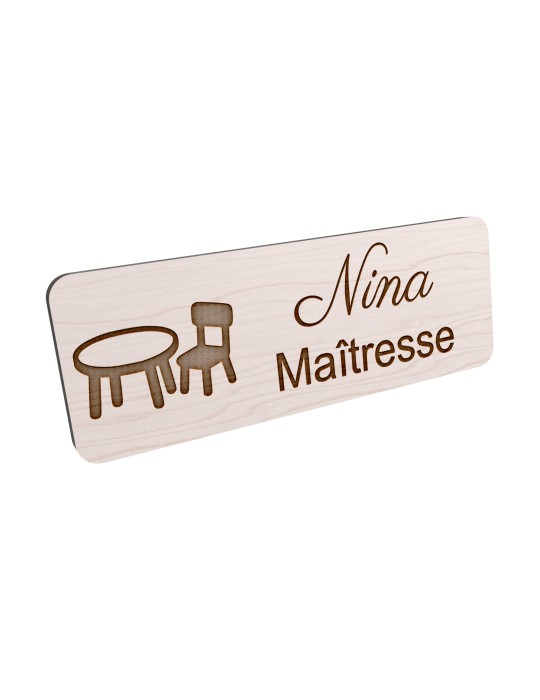 Badge personnalisé maîtresse, motif école maternelle et apprentissage, vue en biais