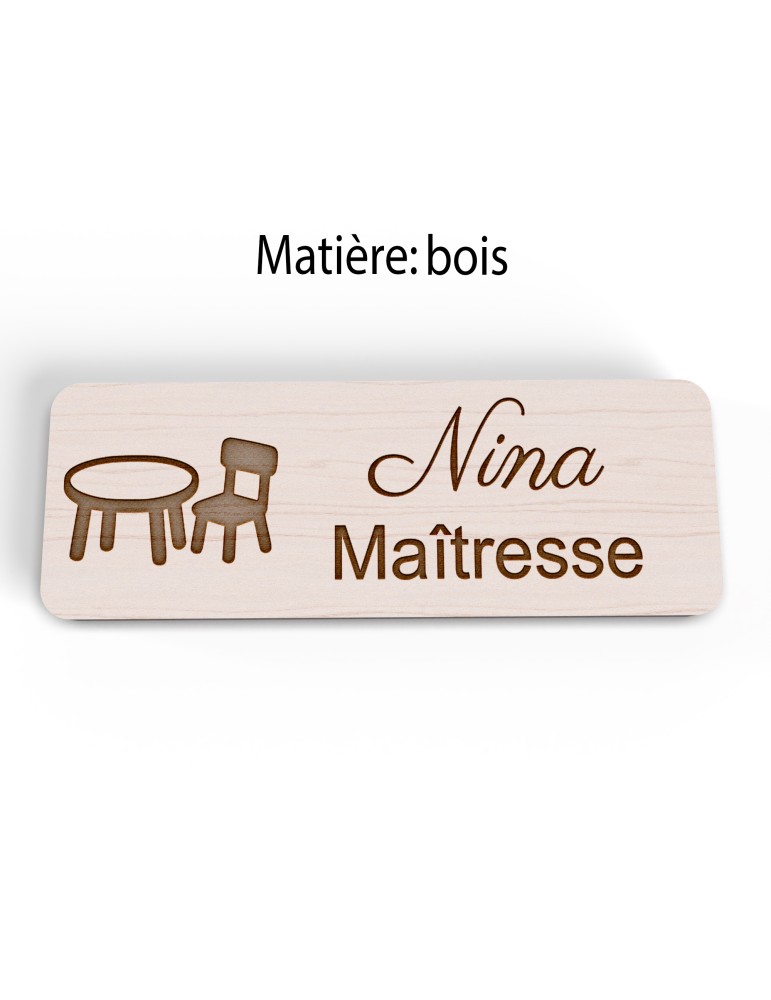 Badge personnalisé maîtresse, motif école maternelle et apprentissage, version bois vue à plat