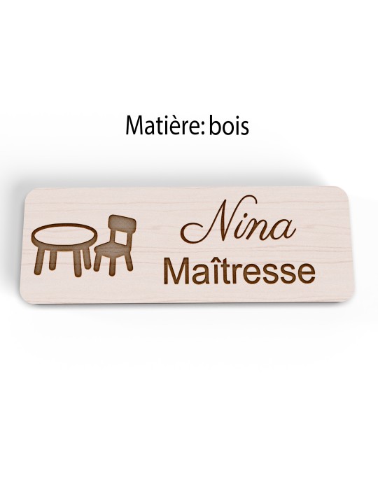 Badge personnalisé maîtresse, motif école maternelle et apprentissage, version bois vue à plat