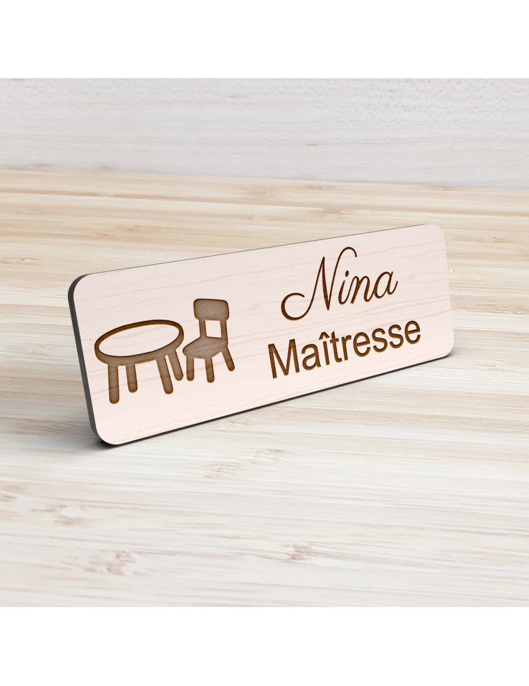 Badge personnalisé maîtresse, motif école maternelle et apprentissage, vue de présentation