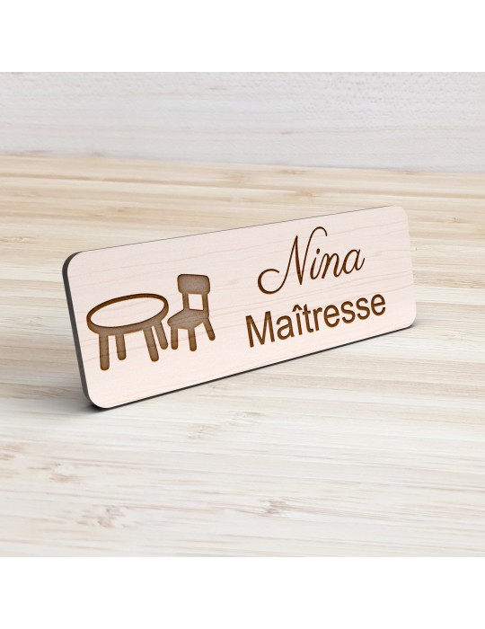 Badge personnalisé maîtresse, motif école maternelle et apprentissage, vue de présentation