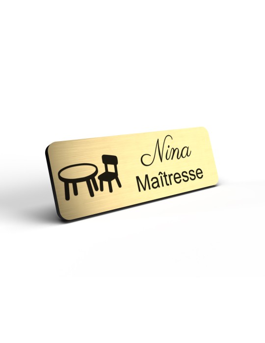 Badge personnalisé maîtresse, motif école maternelle et apprentissage, détail de la finition or brossé