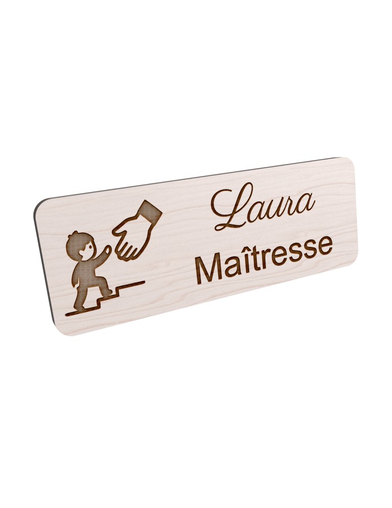 Badge personnalisé maîtresse, motif école maternelle et apprentissage, vue en biais