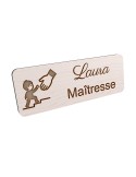Badge personnalisé maîtresse, motif école maternelle et apprentissage, vue en biais