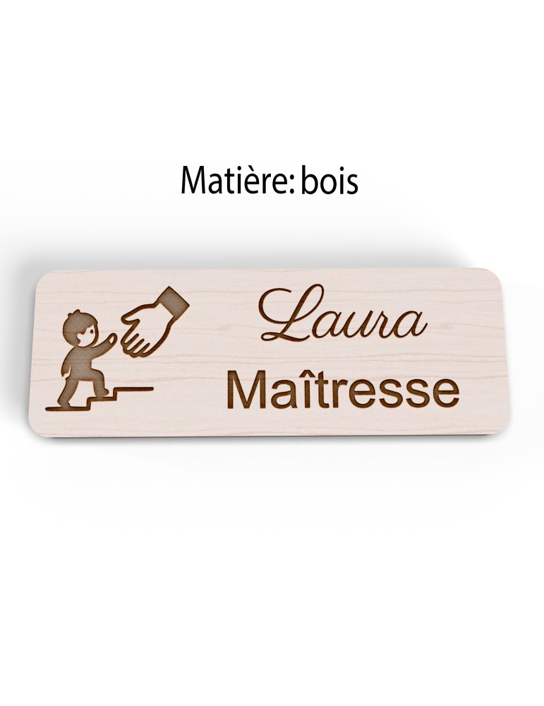 Badge personnalisé maîtresse, motif école maternelle et apprentissage, version bois vue à plat