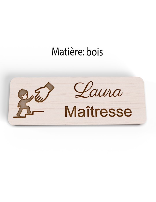 Badge personnalisé maîtresse, motif école maternelle et apprentissage, version bois vue à plat
