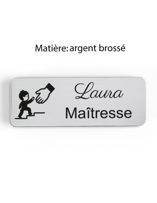 Badge personnalisé maîtresse, motif école maternelle et apprentissage, finition argent brossé