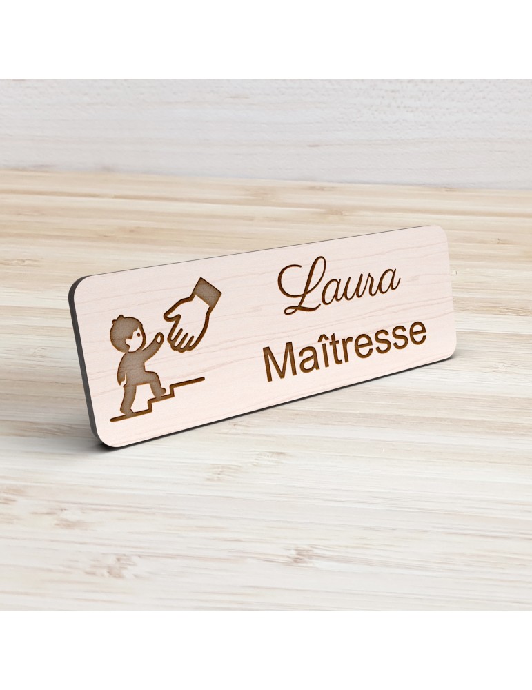 Badge personnalisé maîtresse, motif école maternelle et apprentissage, vue de présentation