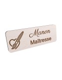 Badge personnalisé maîtresse, motif école maternelle et apprentissage, vue en biais