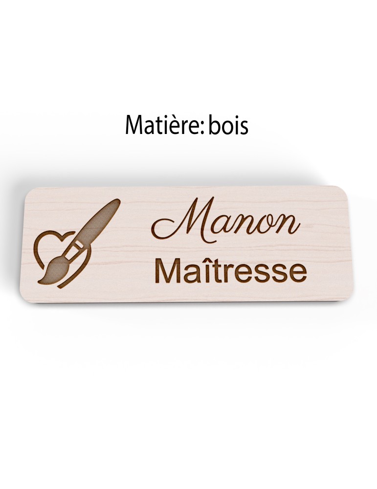 Badge personnalisé maîtresse, motif école maternelle et apprentissage, version bois vue à plat