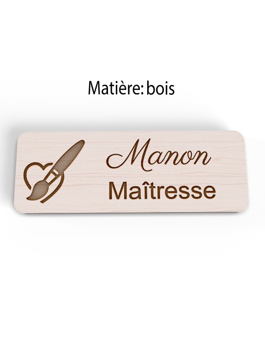 Badge personnalisé maîtresse, motif école maternelle et apprentissage, version bois vue à plat