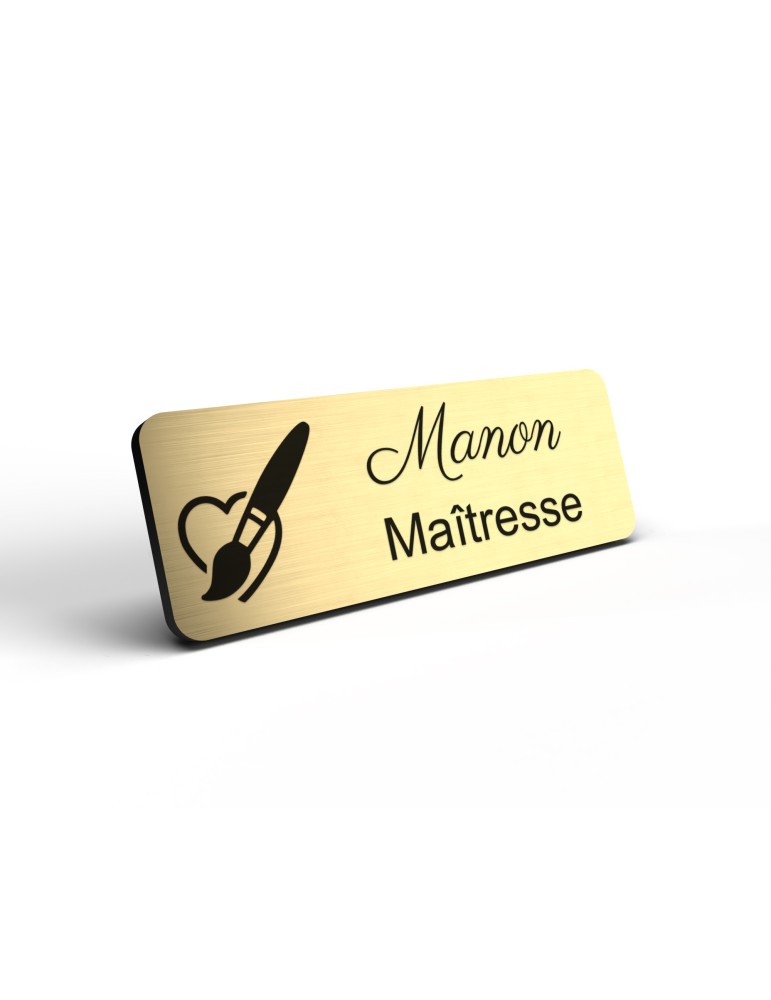 Badge personnalisé maîtresse, motif école maternelle et apprentissage, détail de la finition or brossé