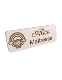 Badge personnalisé maîtresse, motif école maternelle et apprentissage, vue en biais
