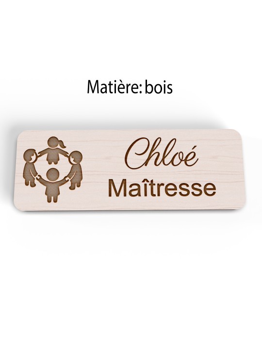 Badge personnalisé maîtresse, motif école maternelle et apprentissage, version bois vue à plat