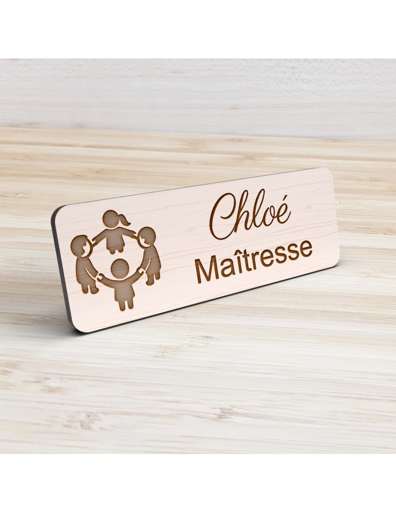 Badge personnalisé maîtresse, motif école maternelle et apprentissage, vue de présentation