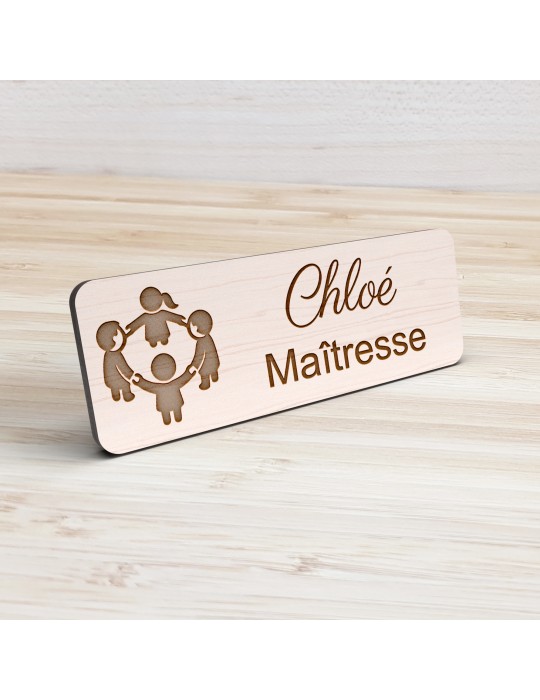 Badge personnalisé maîtresse, motif école maternelle et apprentissage, vue de présentation