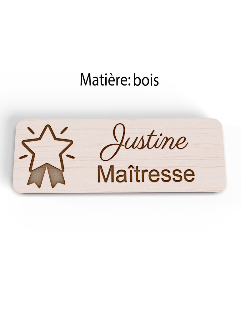 Badge personnalisé maîtresse, motif école maternelle et apprentissage, version bois vue à plat