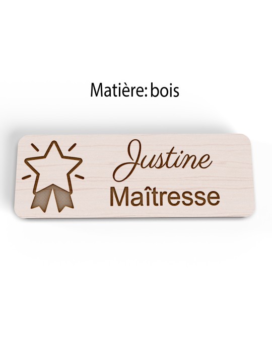 Badge personnalisé maîtresse, motif école maternelle et apprentissage, version bois vue à plat