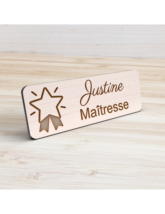 Badge personnalisé maîtresse, motif école maternelle et apprentissage, vue de présentation