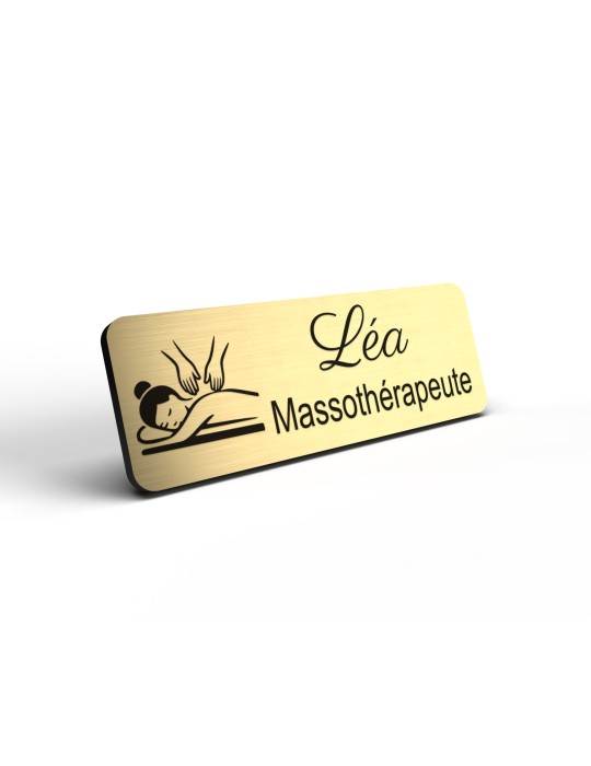 Badge personnalisé massothérapeute, motif massage et détente, détail de la finition or brossé