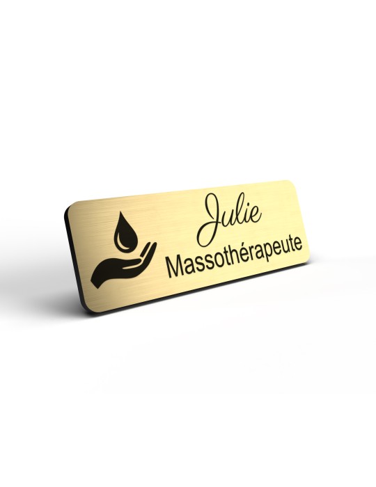 Badge personnalisé massothérapeute, motif massage et détente, détail de la finition or brossé