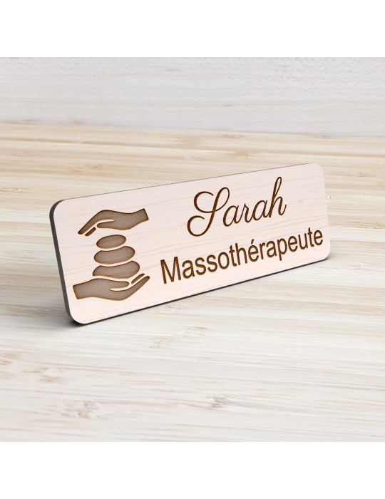Badge personnalisé massothérapeute, motif massage et détente, vue de présentation