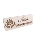 Badge personnalisé massothérapeute, motif massage et détente, vue en biais