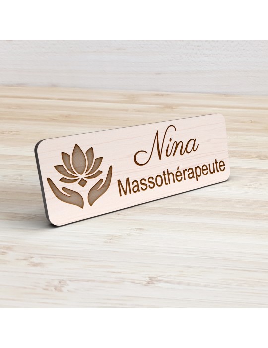 Badge personnalisé massothérapeute, motif massage et détente, vue de présentation