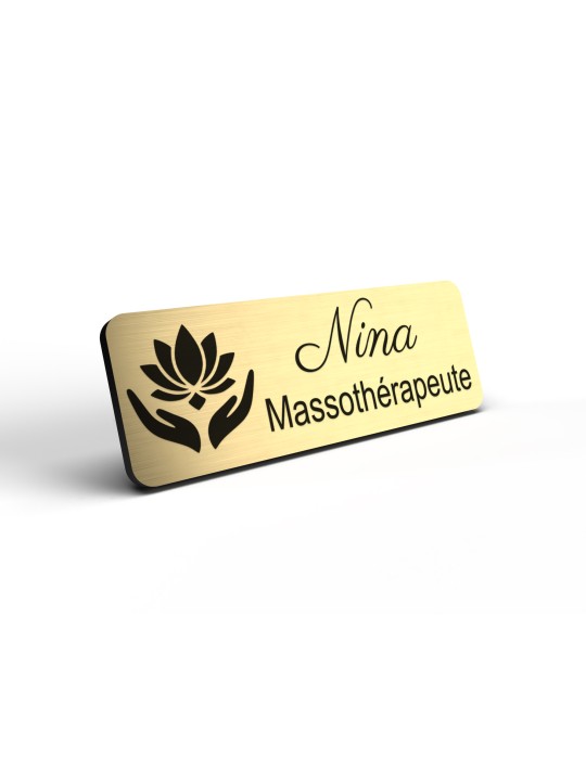 Badge personnalisé massothérapeute, motif massage et détente, détail de la finition or brossé