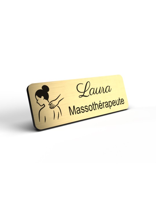Badge personnalisé massothérapeute, motif massage et détente, détail de la finition or brossé