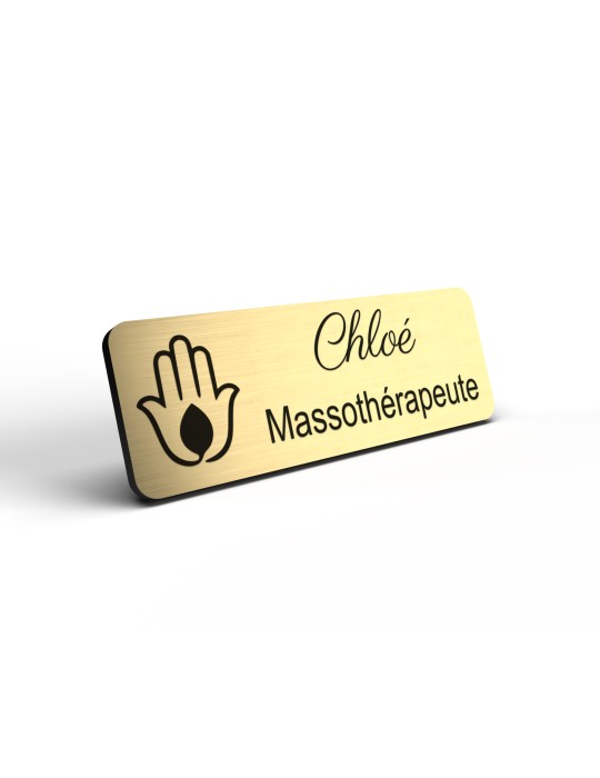Badge personnalisé massothérapeute, motif massage et détente, détail de la finition or brossé